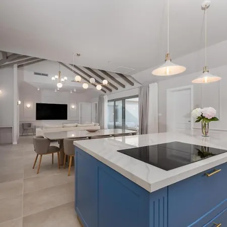 Luxury Melanie Near Split, Heated Pool Vila