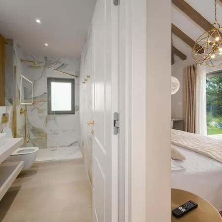 Luxury Melanie Near Split, Heated Pool Villa *