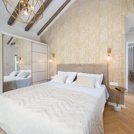 Luxury Melanie Near Split, Heated Pool 别墅 *
