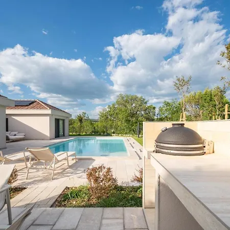 Luxury Melanie Near Split, Heated Pool Villa *