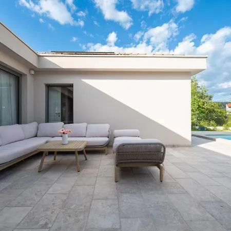 Luxury Melanie Near Split, Heated Pool