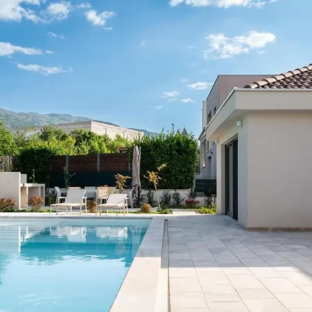 Luxury Melanie Near Split, Heated Pool 别墅