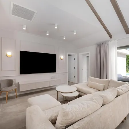 Luxury Melanie Near Split, Heated Pool Villa Dugopolje