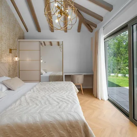 Luxury Melanie Near Split, Heated Pool 别墅 *