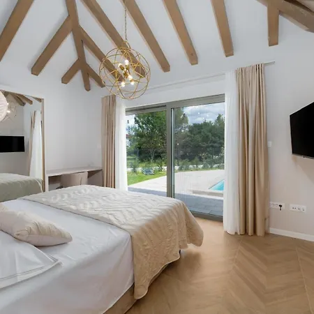 Luxury Melanie Near Split, Heated Pool Dugopolje