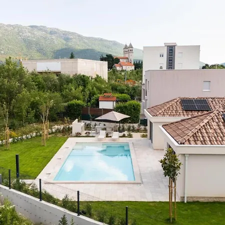 Luxury Melanie Near Split, Heated Pool 别墅